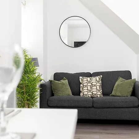 Amazing House With Central Location Tv Downstairs And In Bedroom Super Fast Wifi And Crisp White Hotel Linen Hosted By Our Home Short Stays Darlington  Exterior photo