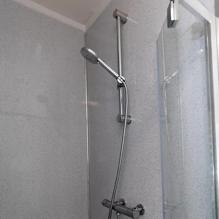 Amazing House With Central Location Tv Downstairs And In Bedroom Super Fast Wifi And Crisp White Hotel Linen Hosted By Our Home Short Stays Darlington  Exterior photo