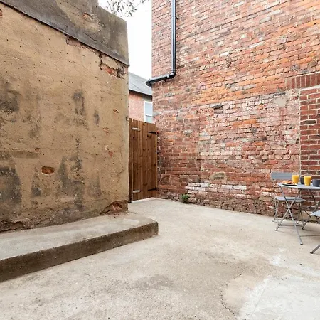 Amazing House With Central Location Tv Downstairs And In Bedroom Super Fast Wifi And Crisp White Hotel Linen Hosted By Our Home Short Stays Darlington  Exterior photo