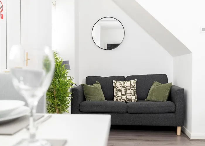 Amazing House With Central Location Tv Downstairs And In Bedroom Super Fast Wifi And Crisp White Hotel Linen Hosted By Our Home Short Stays