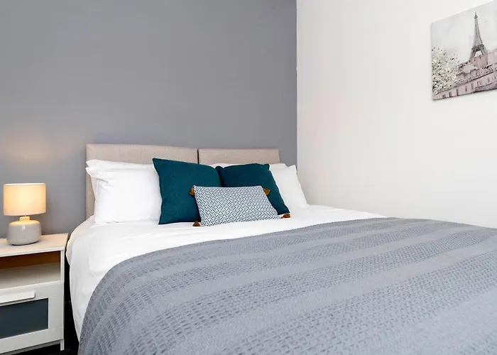 Amazing House With Central Location Tv Downstairs And In Bedroom Super Fast Wifi And Crisp White Hotel Linen Hosted By Our Home Short Stays