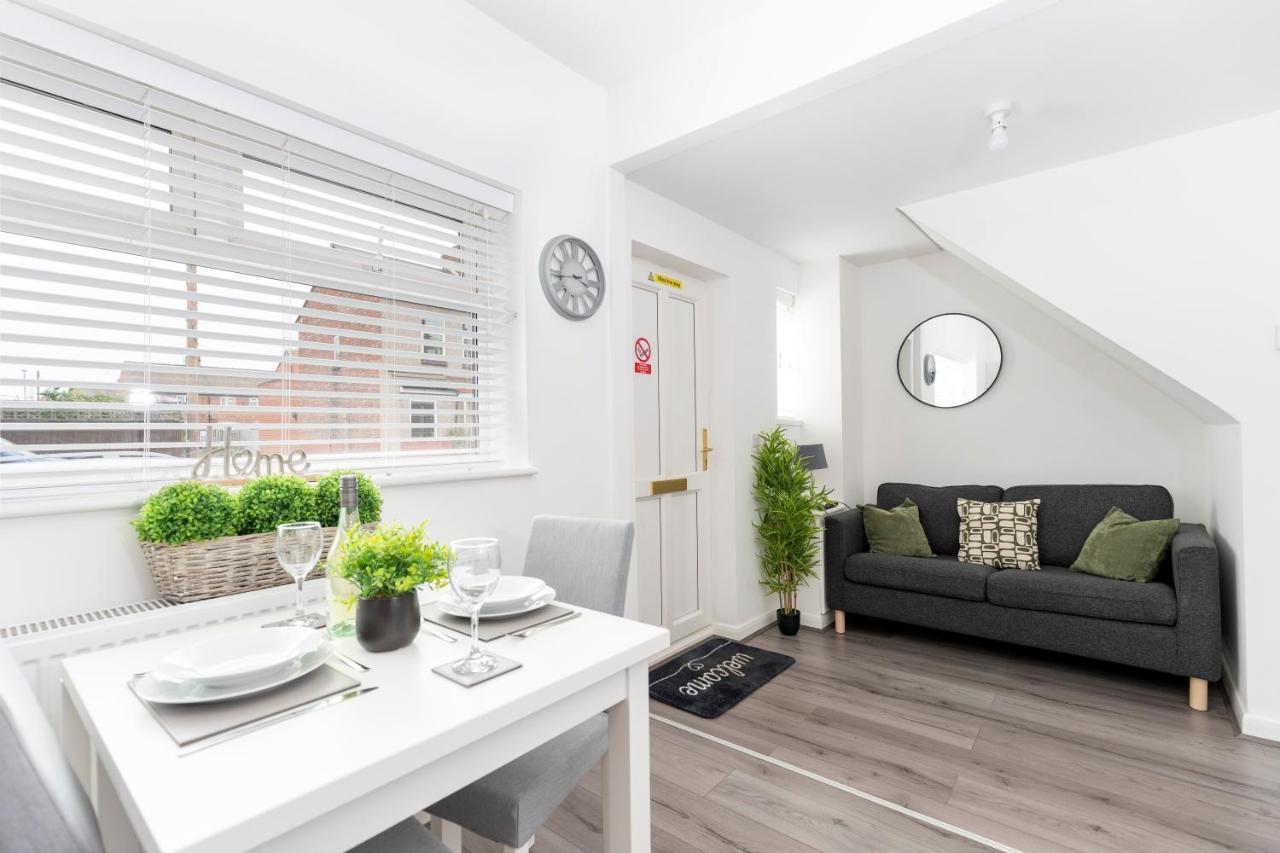 Apartment Amazing House With Location Tv Downstairs And In Bedroom Super Fast Wifi And Crisp White Linen Hosted By Our Short Darlington (Durham)