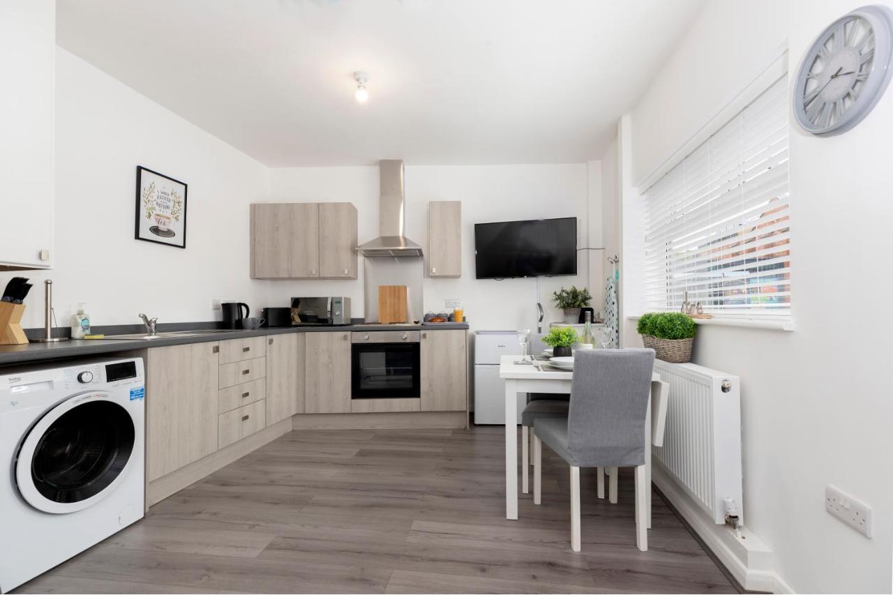Amazing House With Location Tv Downstairs And In Bedroom Super Fast Wifi And Crisp White Linen Hosted By Our Short * Darlington (Durham)