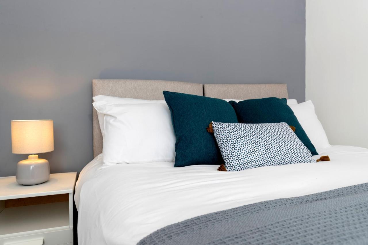 Amazing House With Location Tv Downstairs And In Bedroom Super Fast Wifi And Crisp White Linen Hosted By Our Short Apartment Darlington (Durham)