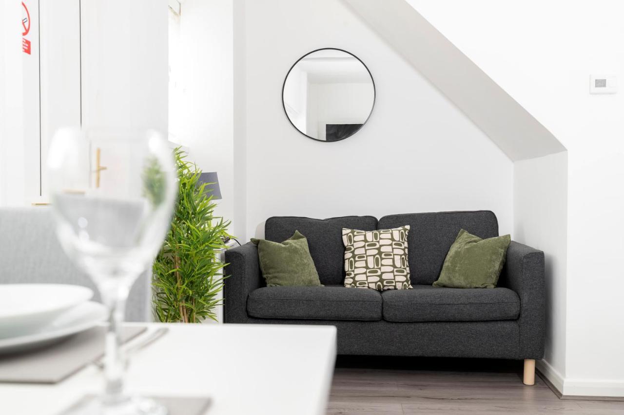 Amazing House With Location Tv Downstairs And In Bedroom Super Fast Wifi And Crisp White Linen Hosted By Our Short Apartment *