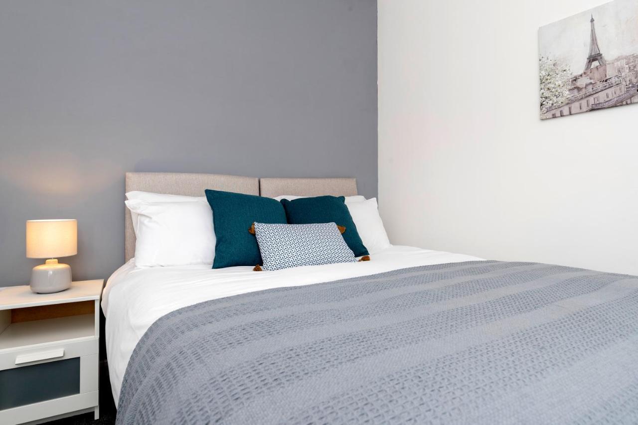 Amazing House With Location Tv Downstairs And In Bedroom Super Fast Wifi And Crisp White Linen Hosted By Our Short * Darlington (Durham)